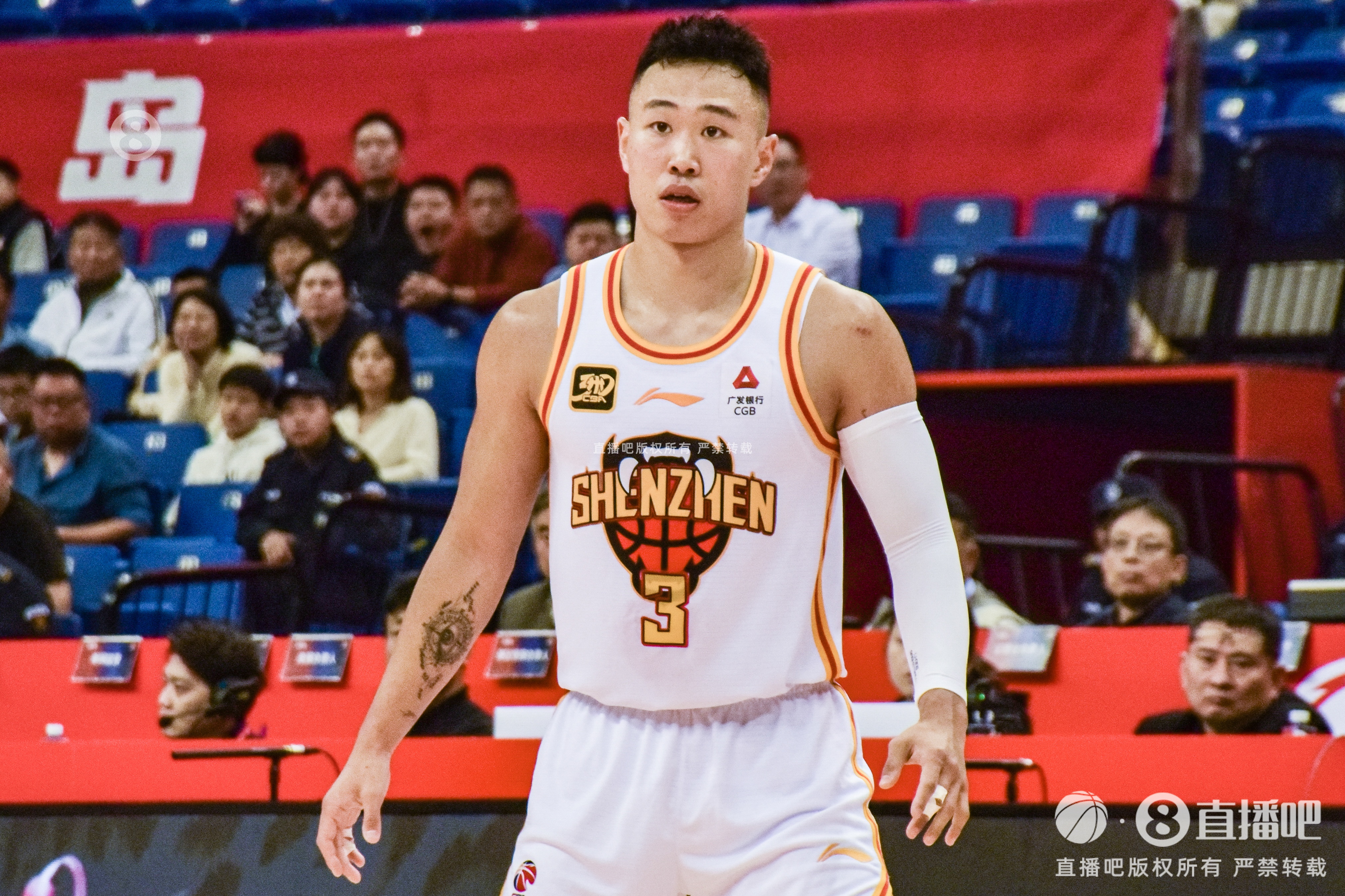 九游体育官网电脑版-双枪！贺希宁半场13中6砍14分 史密斯半场9中5砍18分&amp;第二节15分