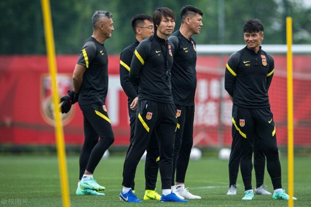 九游体育官网电脑版-国足封闭区内上量训练 李铁继续冲刺12强赛